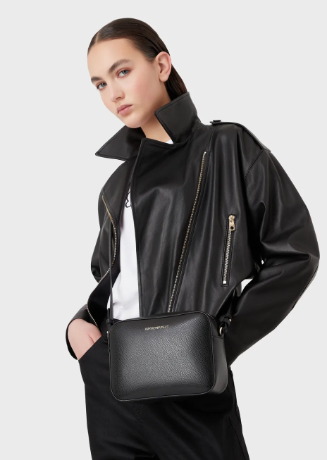 femei R802G629 husă pentru cameră cu finisaj din piele palmellato cu curea de umăr Armani logo negru